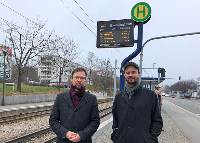 Jenas Oberbürgermeister Thomas Nitzsche (l.) und JenaKultur-Werkleiter Jonas Zipf erklärten die offizielle Umbennung der Haltestelle in Jena-Winzerla.