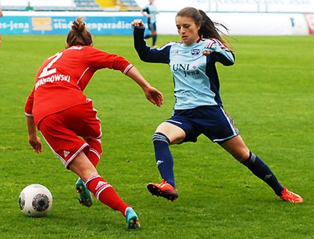 Im Duell: Gina Lewandowski (2/FC Bayern) und Iva Landeka (19/FF USV)