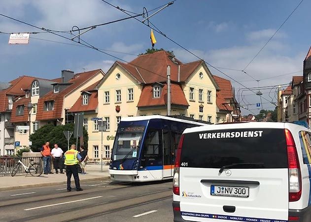 Nach einem Unfall mit einer Straßenbahn musste am Dienstag eine 16-Jährige mit schweren Verletzungen ins Uniklinikum Jena gebracht werden.