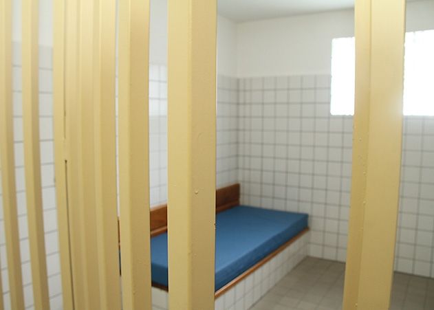 Für einen 26-jährigen Mann endete die Nacht zum Montag im Gewahrsam der Polizei.