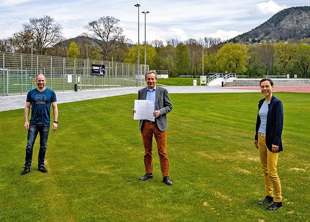 Präsident Prof. Dr. Christoph Englert mit der Charta (m.), Dr. Andrea Altmann, Leiterin des Hochschulsports der Universität Jena (r.) und Thomas Fritsche, Geschäftsführer des USV Jena.