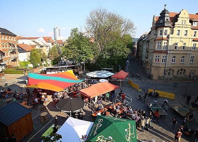 Während tagsüber vor allem die Kinder ihren Spaß haben sollen, stehen am Abend wieder verschiedene Bands auf der Bühne.