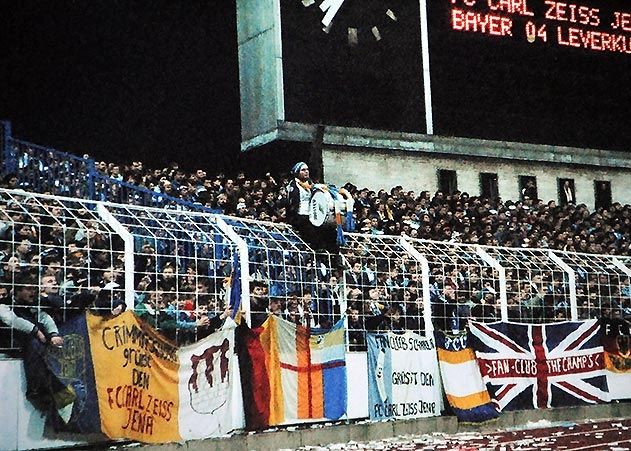 Fahnen in der Südkurve bei einem Spiel gegen Bayer 04 Leverkusen. Vor dem dem Heimspiel gegen Lotte soll ein Foto mit den meisten FCC-Fanfahnen geschossen werden.