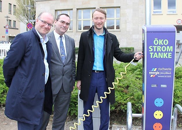 Stadtwerke-Geschäftsführer Thomas Dirkes,  Kommunalservice-Werkleiter Uwe Feige und Jenas Stadtentwicklungsdezernent Denis Peisker bei der Einweihung der neuen Ladesäule am Eichplatz.