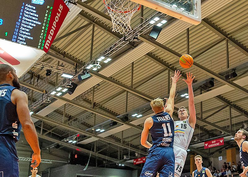 Im Duell Jenas Topscorer Björn Rohwer mit dem Dresdner Lukas Zerner.