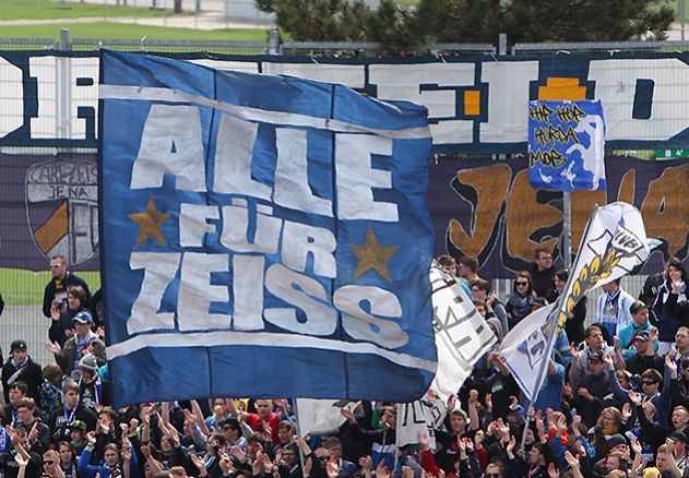 Der FC Carl Zeiss Jena erkämpft sich am Freitagabend ein 2:2-Unentschieden beim FC Viktoria Köln.