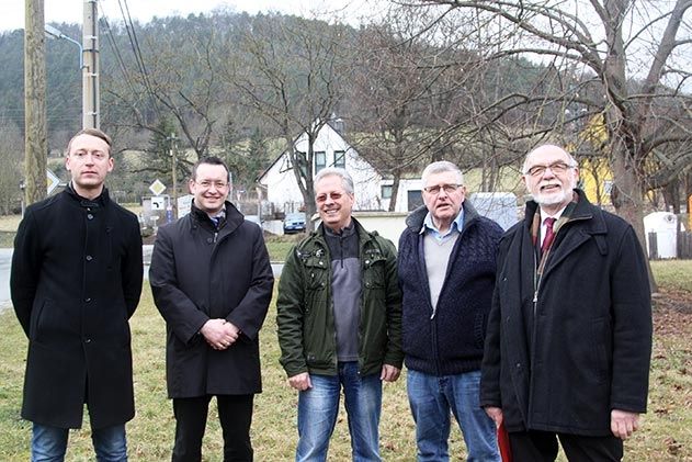 Stellten gemeinsam die Idee für einen Kinderspielplatz auf der Grünfläche innerhalb der Buswendeschleife in Ammerbach vor: v.l.n.r. Denis Peiser (Stadtentwicklungsdezernent), Steffen Gundermann (Geschäftsführer Jenaer Nahverkehr), Wolfgang Matzke (Ortsteilratsmitglied), Eberhard Kalus, (Ortsteilbürgermeister) und Frank Schenker (Sozialdezernent).