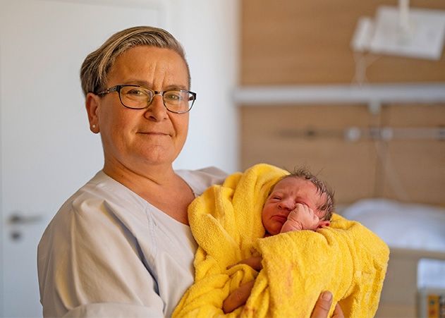 Hebamme Christina ist die dienstälteste Hebamme und leitet das Hebammen-Team im Kreißsaal.