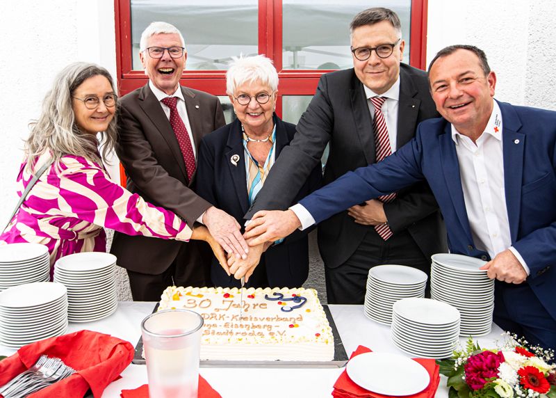 v. l. n. r.: Ministerin Heike Werner, DRK Thüringen Präsident Gerhard Schneider, DRK Präsidentin Gerda Hasselfeldt, DRK Jena - Präsident Thomas Schütze und Vorstandsvorsitzender Peter Schreiber schneiden gemeinsam die Geburtstagstorte an.