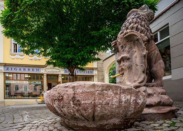 Seit einigen Tagen wird der Löwenbrunnen an der Kreuzung Oberlauengasse/Saalstraße saniert.