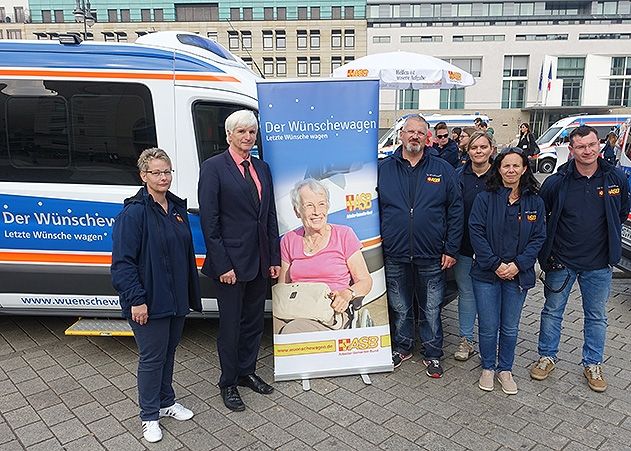 Seit 2017 verfügt auch der ASB-Kreisverband Jena über einen solchen Wünschewagen. Bundestagsabgeordneter Johannes Selle besuchte am Brandenburger Tor die ehrenamtlichen Helferinnen und Helfer, um mit ihnen ins Gespräch zu kommen.