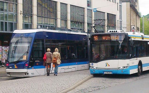 In Echtzeit werden die An- und Abfahrtzeiten von Bus und Bahn des Jenaer Nahverkehrs den Fahrgästen mitgeteilt.