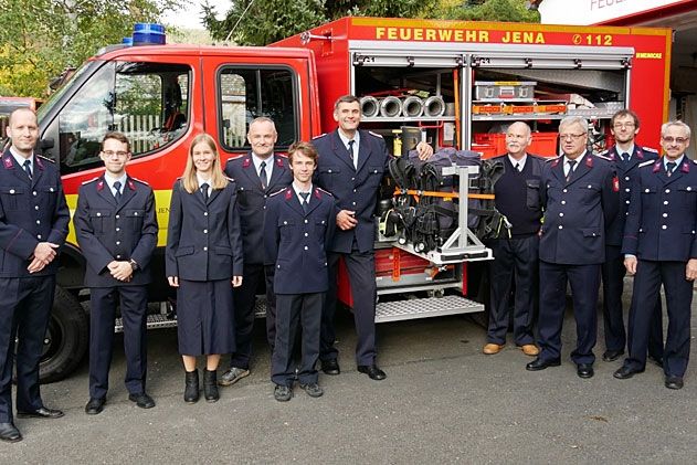 Die Kameraden der Freiwilligen Feuerwehr Jena Wöllnitz freuen sich über ihr neues Löschfahrzeug.