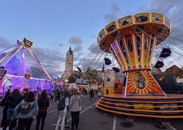 Blasmusik, Rock, Pop und Rummel: Zehn Tage lang feiert Jena wieder Altstadtfest. Auch in diesem Jahr werden wieder Zehntausende Besucher erwartet.