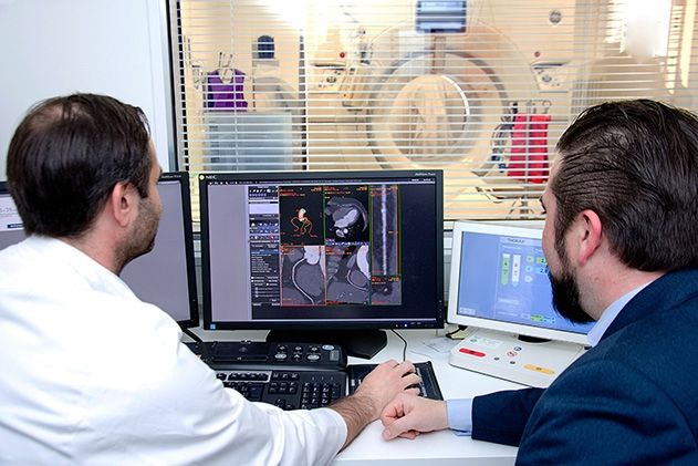Dank Künstlicher Intelligenz werden am Jenaer Uniklinikum nun CT-Aufnahmen mit höherer Bildschärfe erzeugt als mit bisher zur Verfügung stehenden Methoden.