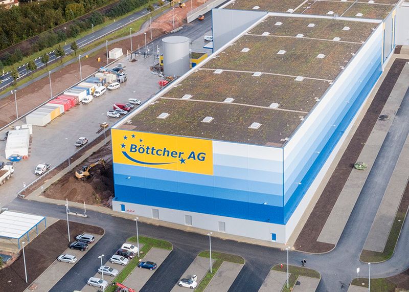 Mit über 90.000 Quadratmetern zusätzlicher Logistikfläche und über 7.000 Quadratmetern Bürofläche hat die Böttcher AG einen neuen Firmensitz in Zöllnitz bei Jena gebaut.