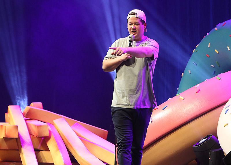 Comedian Chris Tall bei seinem Auftritt in der Sparkassen Arena Jena.