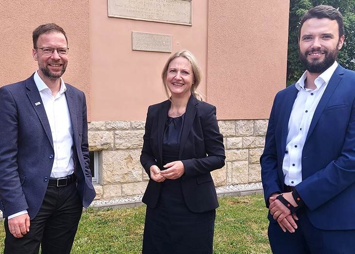 Beate Wachenbrunner, die neue Werkleiterin von Kommunale Immobilien Jena, wurde von Oberbürgermeister Thomas Nitzsche und Finanzdezernent Benjamin Koppe herzlich willkommen geheißen.