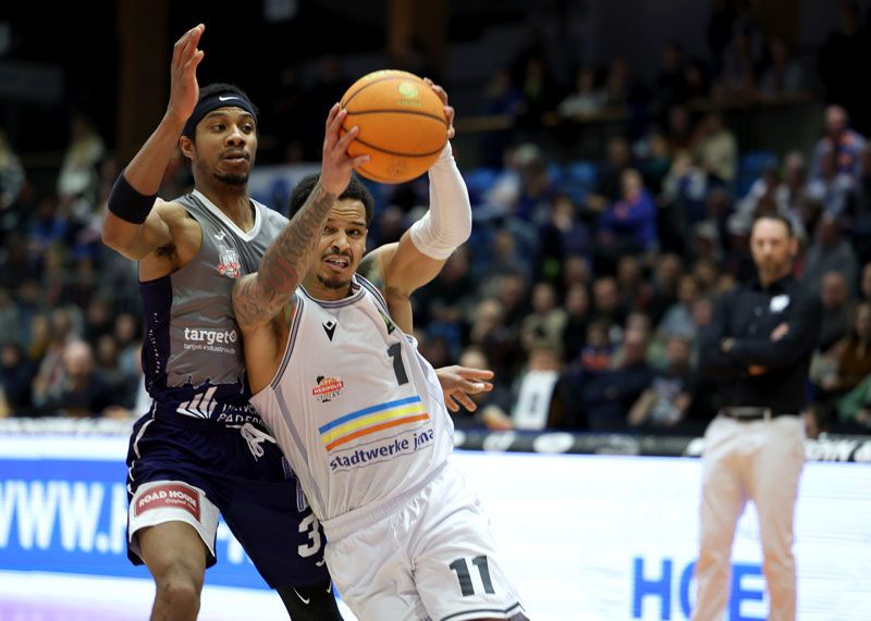 Im Duell Jenas Topscorer Seth Allen mit dem Paderborner Marcus Anderson.