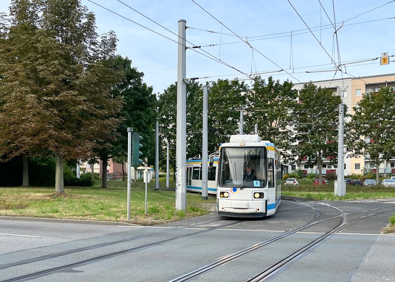 Eine Straßenbahn der Linie 3 überquert das Gleisdreieck Winzerla in Richtung Haltestelle Freizeitbad: Hier beginnen am Montag die Bauarbeiten zur Erneuerung der Weichen und Gleise. Während der Bauzeit können die Haltestellen Freizeitbad und Winzerla nicht bedient werden.