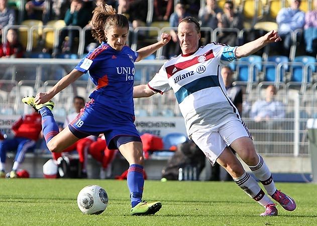 Nach der 1:4-Heimspielniederlage – im Bild kämpfen Iva Landeka (Jena, li.) und Melanie Behringer (München) - verlor der FF USV auch das Auswärtsspiel beim FC Bayern München mit 1:2.