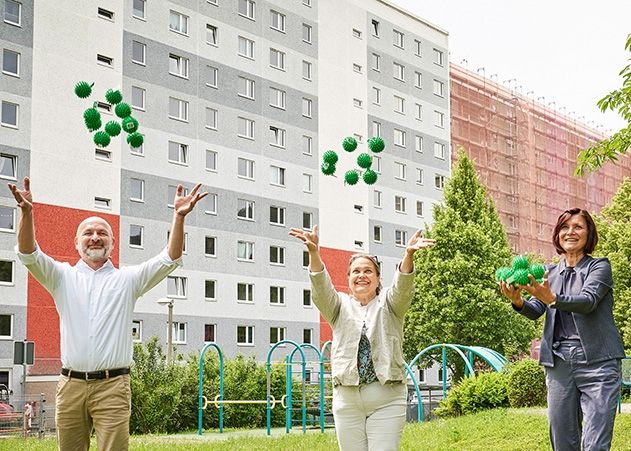 Mit Schwung in die neue Partnerschaft: Antje David von der Stadtwerke Jena Gruppe sowie Denis Narr (links) und Sabine Oberländer (rechts) von der AOK Plus mit „Willkommensgeschenken“ für die Mieter im Smarten Quartier.