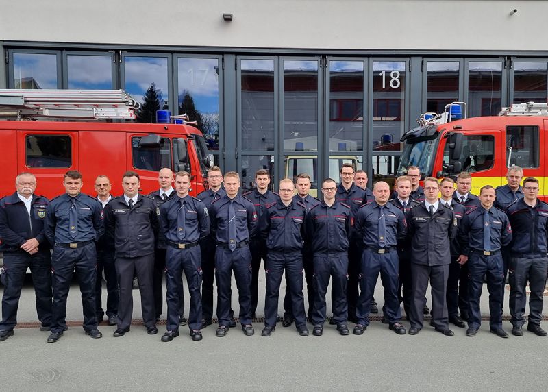 Leiter Abwehrender Brandschutz , Ralf Hertig (l.), Fachdienstleiter Peter Schörnig (2. v. l.), Lehrgangsleiter Chris Erdmann 2. v. r.) mit den Brandanwärtern.