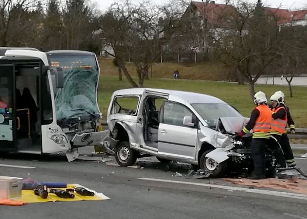 Der Bus krachte auf stehende Autos, die an einer Ampel warteten.