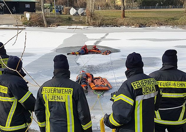Bei eisigen Temperaturen: An der Saale hat die Berufsfeuerwehr Jena die Rettung von im Eis eingebrochenen Menschen geprobt.