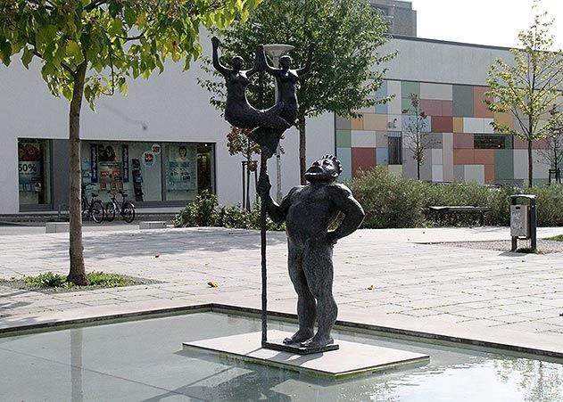 Mann suchte Abkühlung im Neptunbrunnen im Jenaer Stadtteil Lobeda.