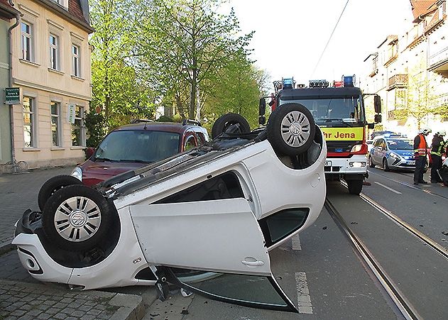 Das Auto der Unfallverursacherin  blieb nach dem Unfall auf dem Dach liegen.