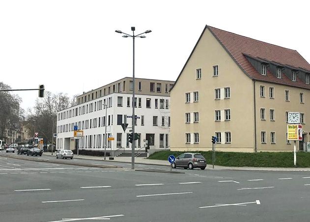 Die stadteinwärts führende Fahrbahn der Straße am Lutherplatz wird bis Anfang August wegen Bauarbeiten voll gesperrt.