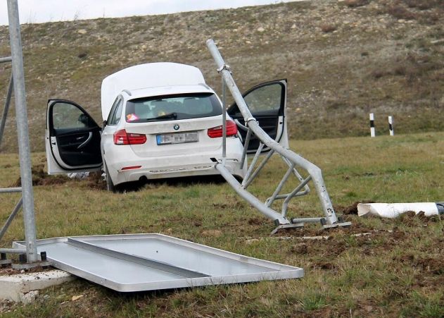 Junge Familie mit Kleinkind wird auf der A4 bei Jena mehrere Meter durch die Luft geschleudert.