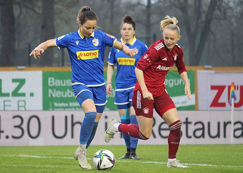 Im Zweikampf Jenas Julia Arnold (l.) mit der Münchenerin Lea Schüller.