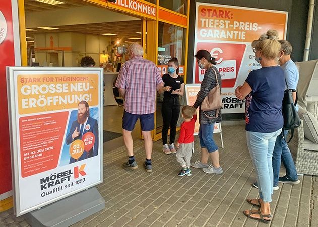 Die ersten Kunden warteten darauf, ins neue große Geschäft eingelassen zu werden.