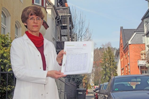 Frauenärztin Dr. Petra Klemm mit den bislang gesammelten Unterschriften, die eine neue Parkregelung in der Wilhelm-Külz-Straße fordern.