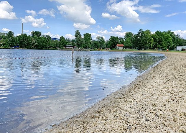 Das Gesundheitsamt in Jena rät Badegästen, vorsichtig zu sein und die vor Ort aufgestellten Hinweisschilder zu beachten.