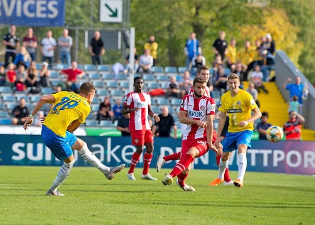 Der Jenaer Kilian Pagliuca erzielt in der 82. Minute das Tor zum 1:1.