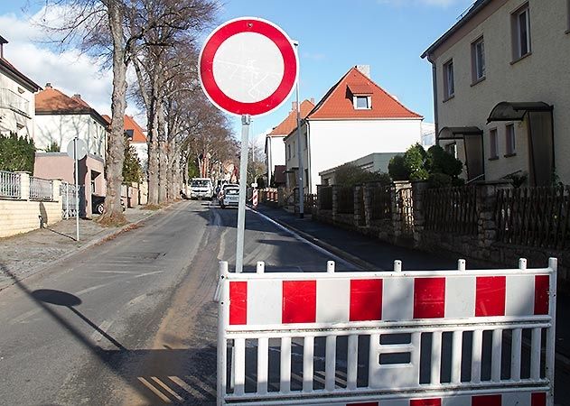 Nach dem Wasserrohrbruch vom Montag ist die Schützenhofstraße in Jena-Nord weiterhin gesperrt.