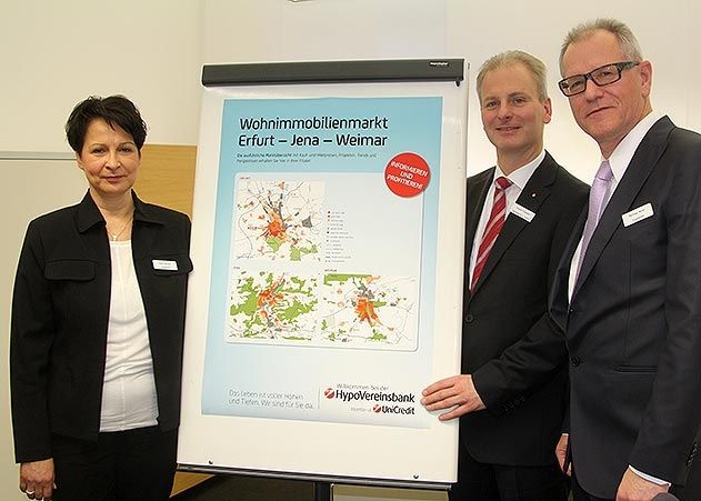 Die Immobilienexperten der HypoVereinsbank Matthias Woldt, Torsten Trostdorf und Anke Zablocki (v.r.n.l.) prognostizieren einen anhalten Preisanstieg für Wohn-Immobilien in Jena.