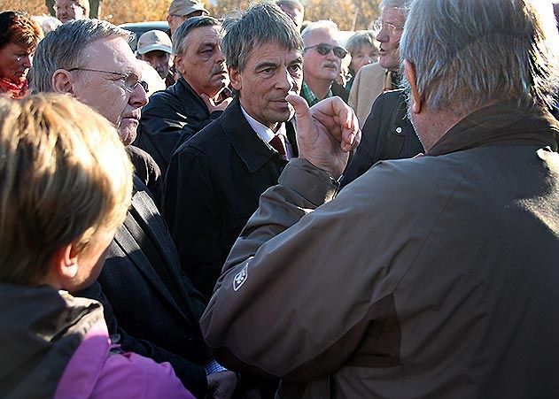 Einen ganz schweren Stand hatten OB Albrecht Schöter (l.) und Ortsteilbürgermeister Volker Blumentritt beim Vor-Ort-Termin in der Carolinenstraße in Lobeda-Ost. Hier sollen Pkw-Parkplätze einem neuen Containerdorf für Flüchtlinge weichen.