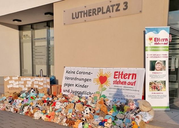 Am Freitagmorgen vor dem Gesundheitsamt am Lutherplatz.