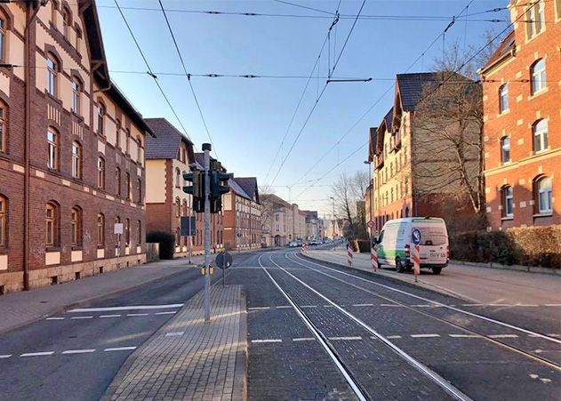 Autofahrer werden umgeleitet, die Straßenbahn verkehrt jedoch weiter.