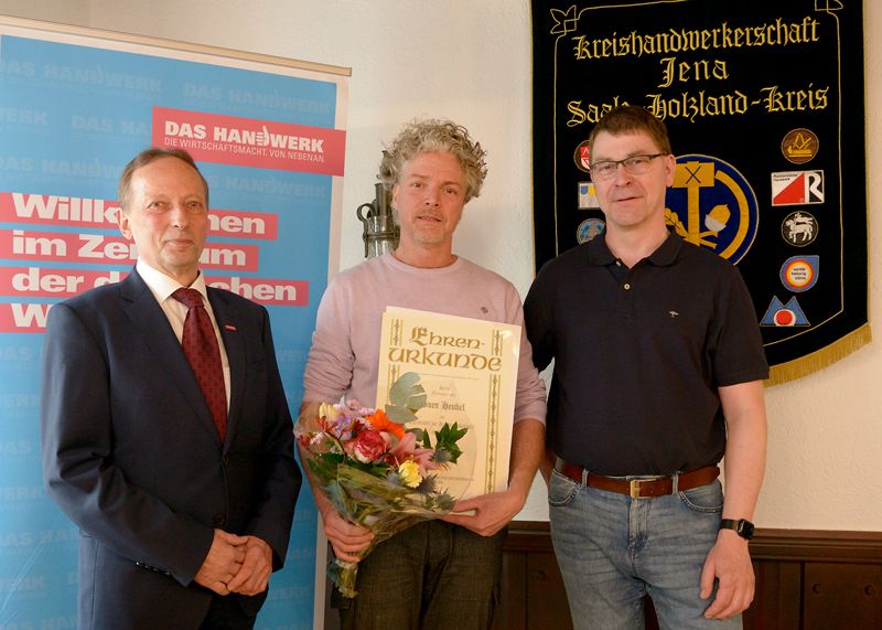 Handwerkskammer-Präsident Wolfgang Jacob (l.) und Kreishandwerksmeister Matthias Dröschler (r.) überreichten Friseurmeister Sven Heubel die Ehrennadel in Silber.