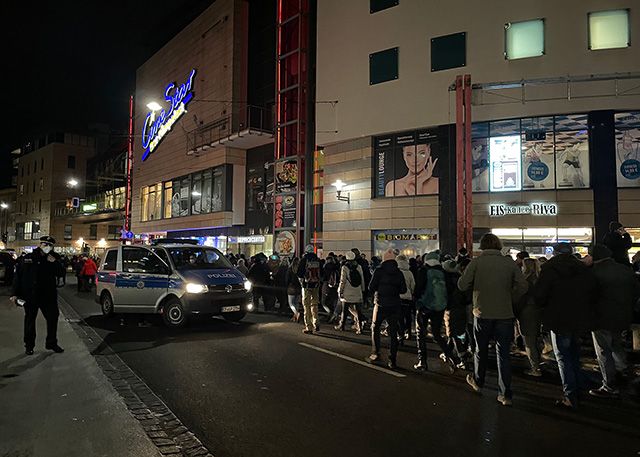 Auch an diesem Montag waren etwa 800 Menschen zu einem "Spaziergang" durch Jenas Innenstadt unterwegs.