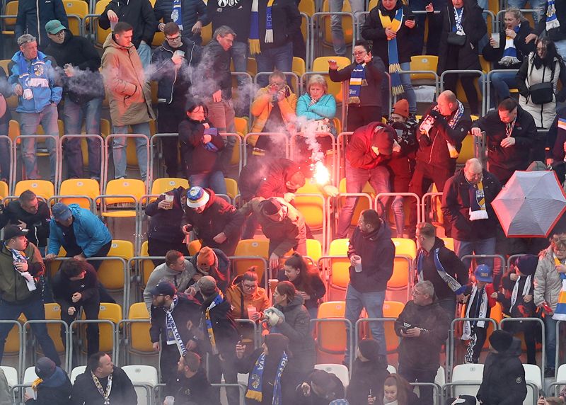 Erfurt-Fans feuern gezielt Raketen auf die Westtribüne mit FCC-Anhängern. Zuschauer, darunter Familien mit Kindern, mussten in Deckung gehen.