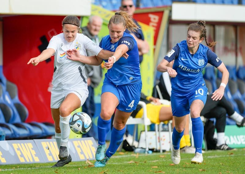 Jenas Hannah Mesch (l.) im Zweikampf mit der Meppenerin Toma Ihlenburg.