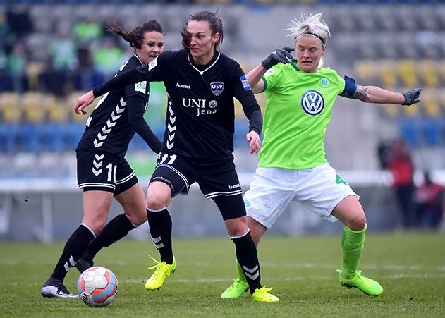 Jenas Torschützin Lucie Vonkova (Mitte) gegen die Wolfsburgerin Nilla Fischer im Bundesliga-Spiel FF USV Jena gegen VfL Wolfsburg.