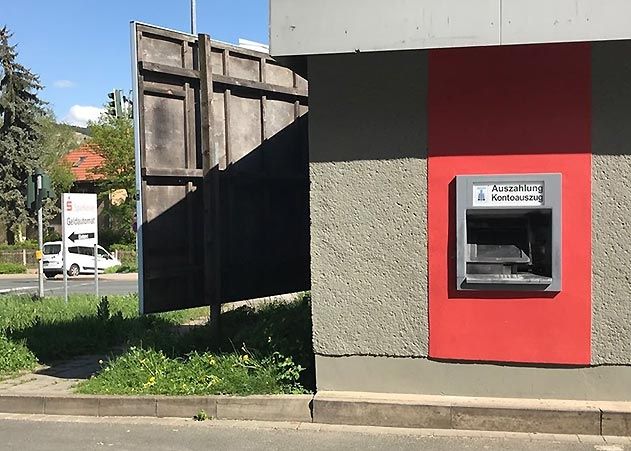 Unbekannte haben am Wochenende offenbar versucht, an der Haltestelle Beutenberg-Campus den Bankautomaten zu knacken.