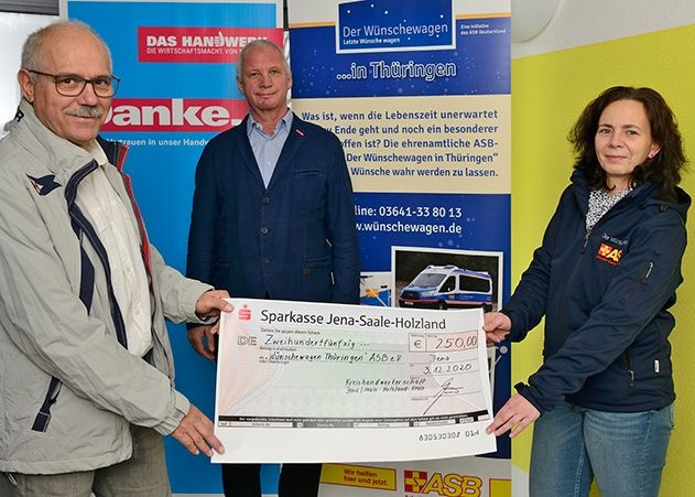 Spende statt Weihnachtspost - Handwerk der Region stiftet für Thüringer ASB-Wünschewagen. Im Bild v.l.n.r.: Thomas Jüttner, Uwe Lübbert und Inka Frisch.